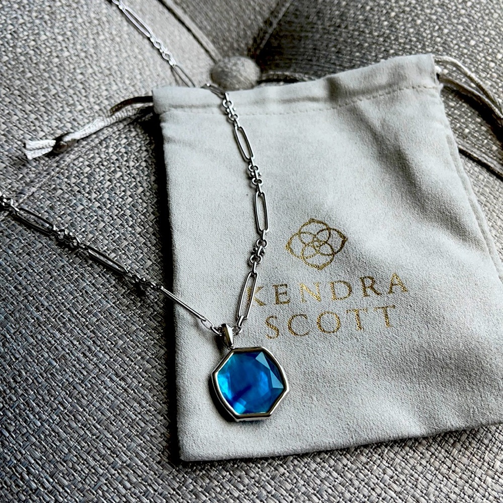 Beautiful Blue Kendra Scott Davis Necklace